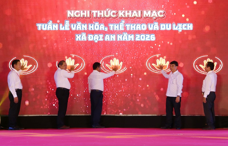 Đại biểu thực hiện nghi thức khai mạc Tuần lễ Văn hóa, Thể thao và Du lịch xã Đại An.
