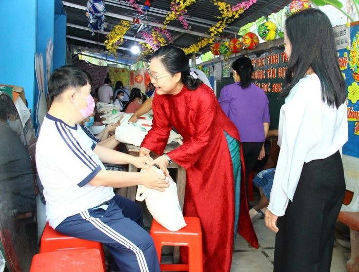 Phó Chủ tịch UBND tỉnh Nguyễn Thị Quyên Thanh thăm, trao quà Tết cho học sinh lớp tình thương tại phường Tân Hạnh