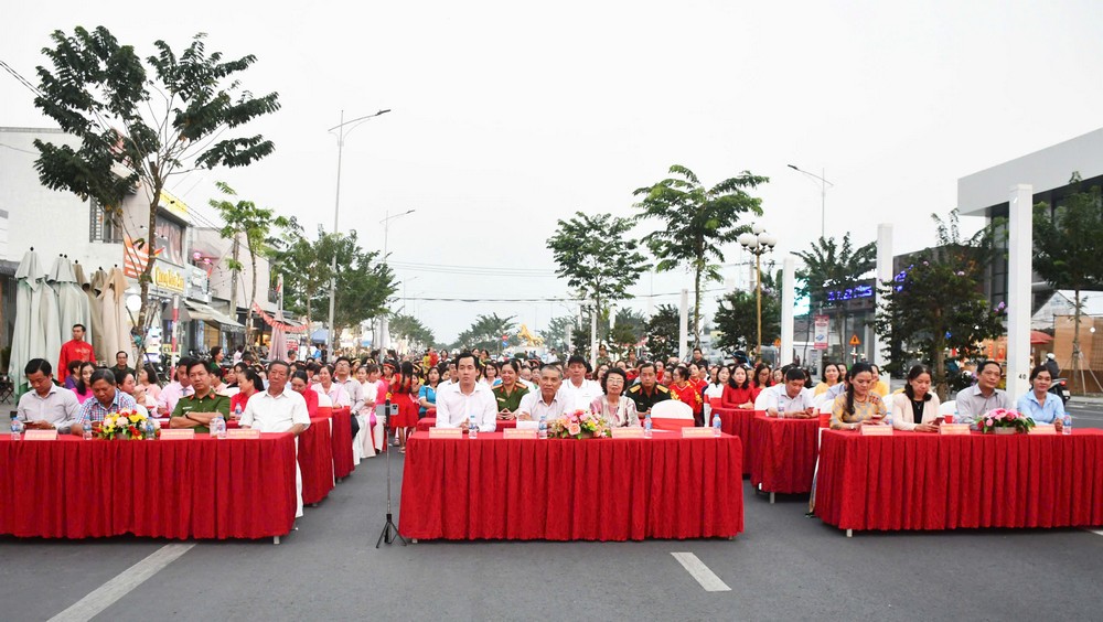 Đại biểu tham dự lễ khai mạc Hội hoa xuân và Ẩm thực mừng Xuân Bính Ngọ năm 2026.