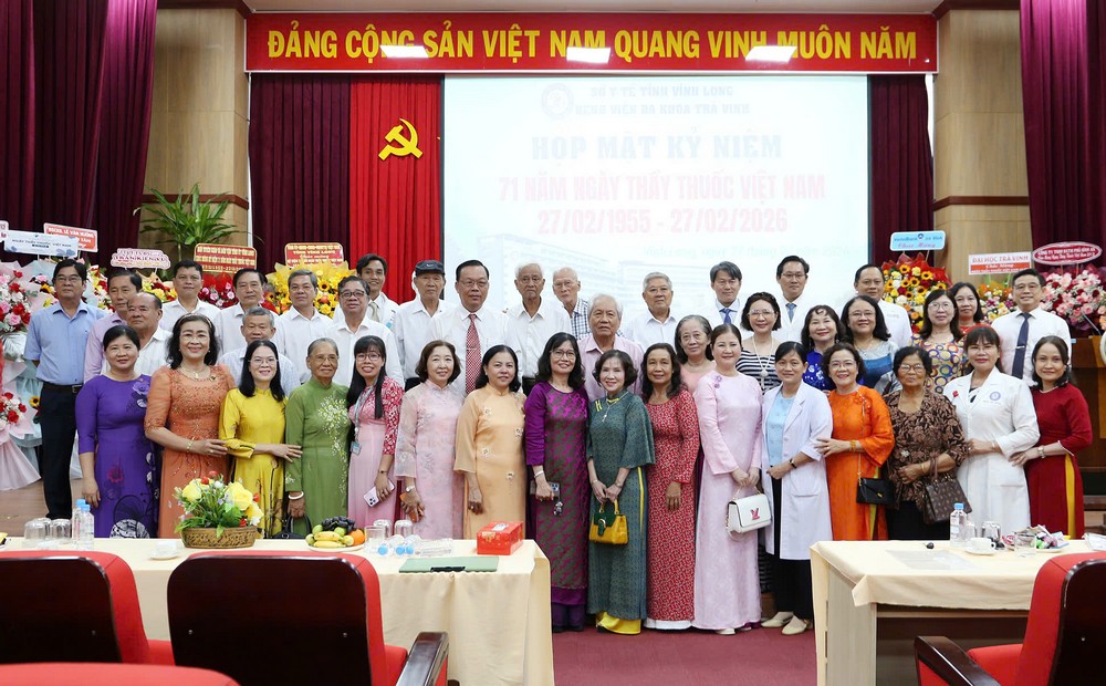 Đại biểu chụp ảnh lưu niệm sau buổi họp mặt.