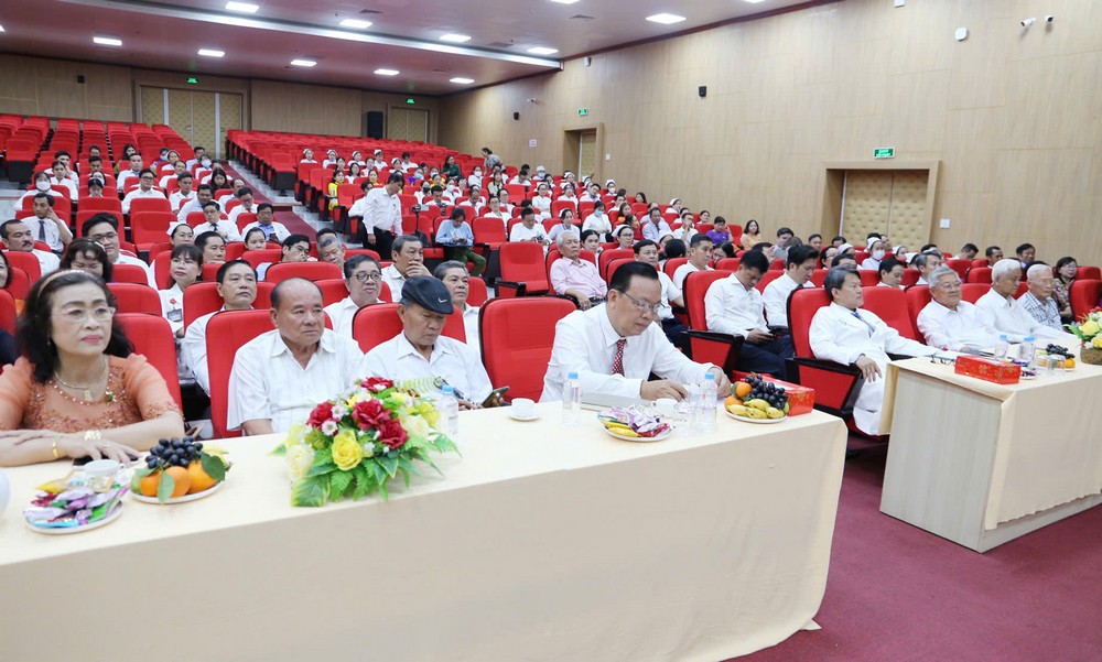 Đại biểu dự buổi họp mặt.