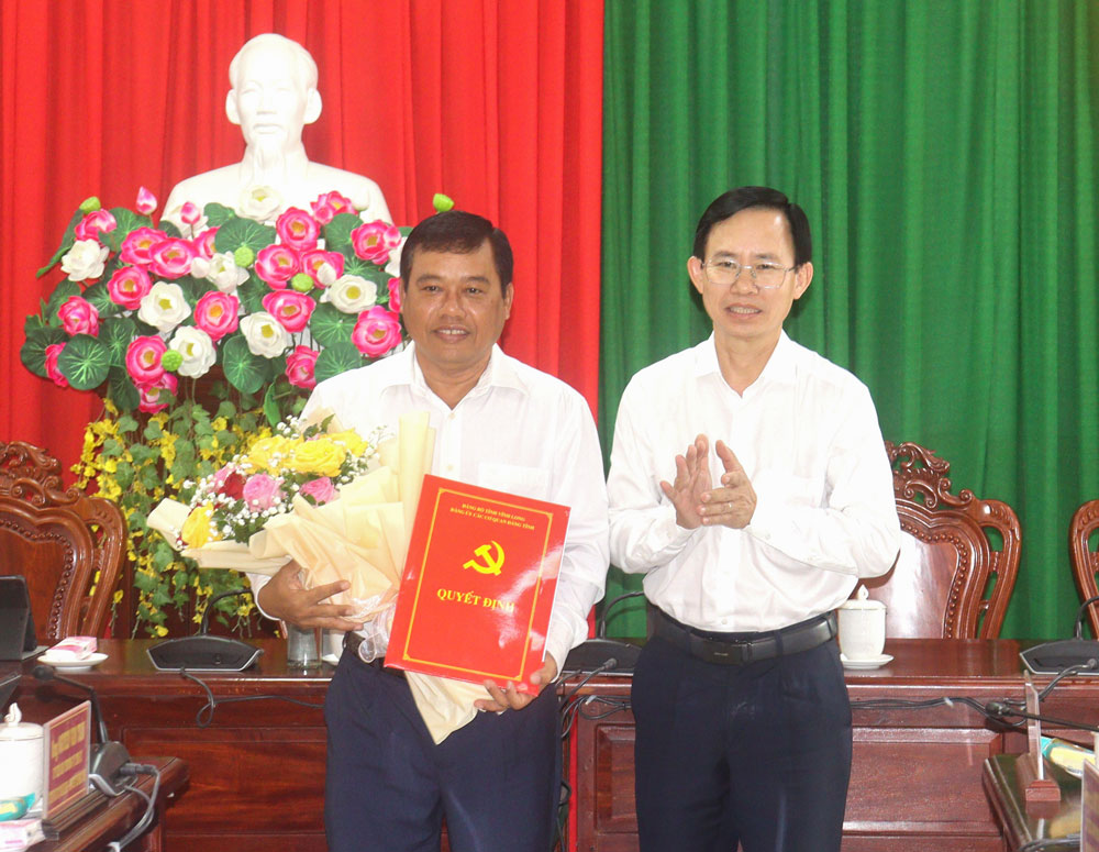 Đồng chí Nguyễn Văn Hiếu - Ủy viên Ban Thường vụ Tỉnh ủy, Trưởng Ban Tổ chức Tỉnh ủy, Phó Bí thư Thường trực Đảng ủy các cơ quan Đảng tỉnh trao quyết định cho đồng chí Kim Rương.