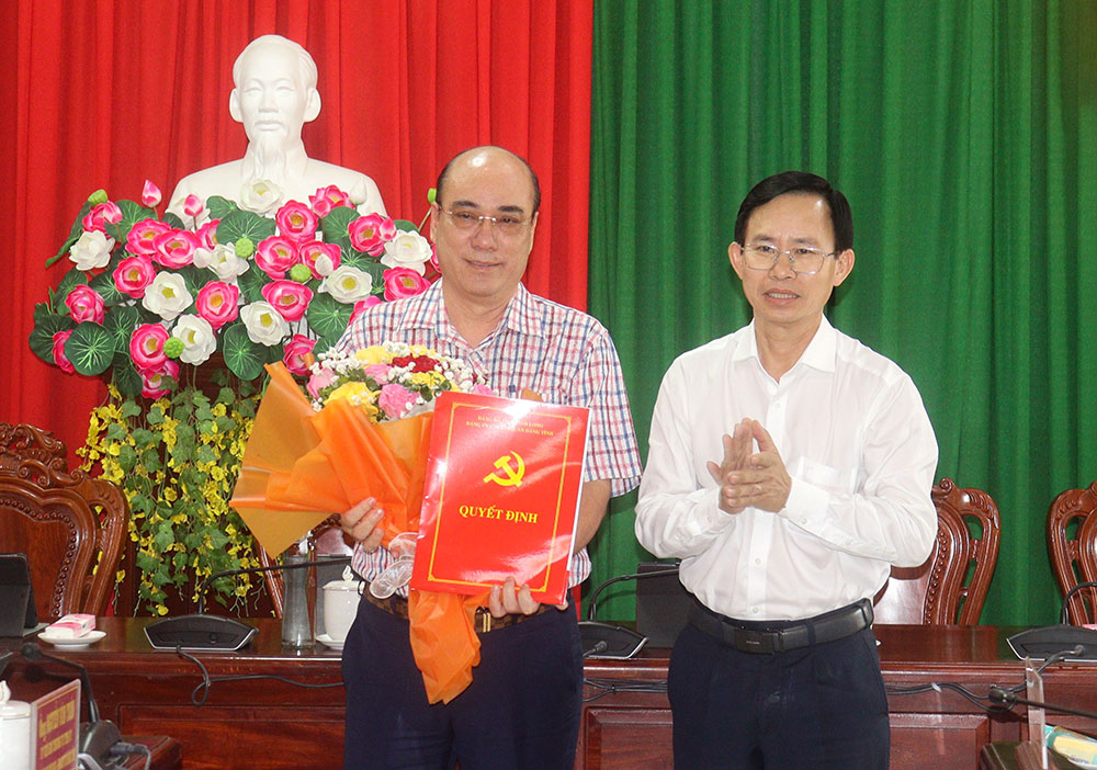 Đồng chí Nguyễn Văn Hiếu - Ủy viên Ban Thường vụ Tỉnh ủy, Trưởng Ban Tổ chức Tỉnh ủy, Phó Bí thư Thường trực Đảng ủy các cơ quan Đảng tỉnh trao quyết định cho đồng chí Nguyễn Văn Tuấn.