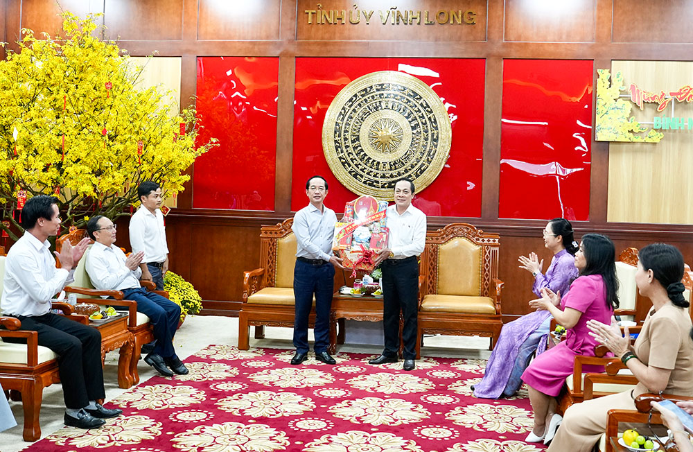 Đồng chí Hồ Thanh Thủy- Phó Bí thư Tỉnh ủy, Chủ tịch Ủy ban MTTQ Việt Nam tỉnh Cà Mau tặng quà chúc Tết của Tỉnh ủy, HĐND, UBND, Ủy ban MTTQ Việt Nam tỉnh Cà Mau cho tỉnh Vĩnh Long.