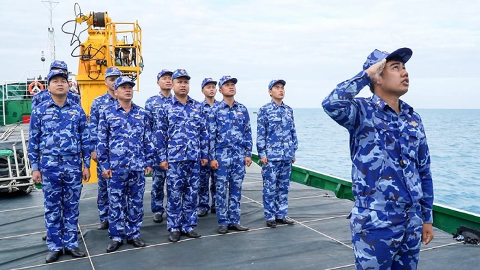 Vững vàng dưới cờ Tổ quốc nơi biển trời Trường Sa