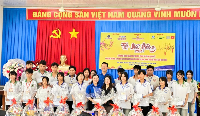 Chi đoàn Báo và phát thanh, truyền hình Vĩnh Long trao tặng 110 phần quà Tết