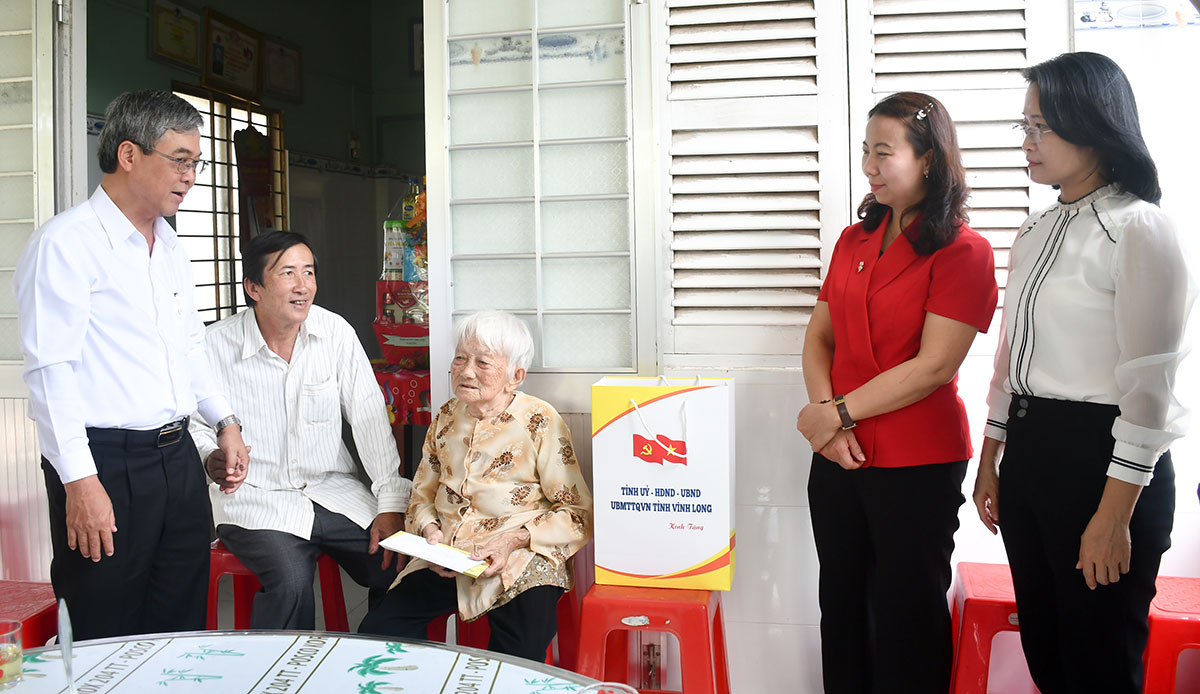 Thăm hỏi và tặng quà đối với Mẹ Việt Nam anh hùng Nguyễn Thị Liễu.