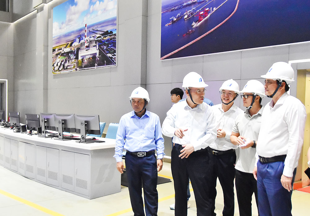 Phó Chủ tịch UBND tỉnh- Nguyễn Quỳnh Thiện (bên phải) tham quan nhà điều khiển trung tâm của Nhà máy Nhiệt điện Duyên Hải 2.