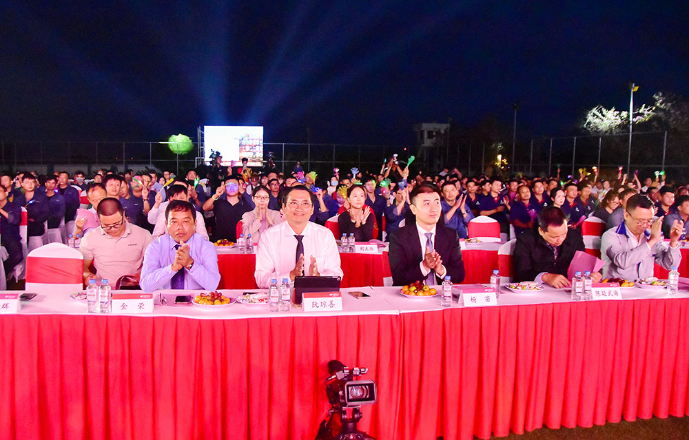 Lãnh đạo tỉnh và đại biểu dự chương trình.