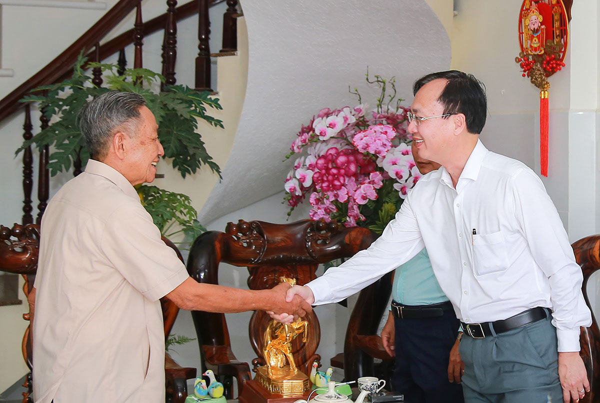 Phó Bí thư Tỉnh ủy, Chủ tịch UBND tỉnh - Trần Trí Quang đến thăm, chúc Tết Thiếu tướng Đoàn Văn Thắng.