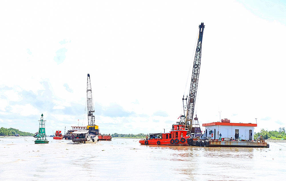 Tỉnh đang triển khai nhiều công trình giao thông nhằm đáp ứng nhu cầu vận chuyển, vận tải hàng hóa. Trong ảnh: Công trình nạo vét kênh Quan Chánh Bố.