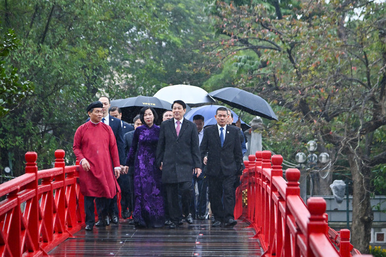 Chủ tịch nước và Phu nhân cùng các đại biểu tại buổi lễ dâng hương, (Ảnh: Thủy Nguyên)