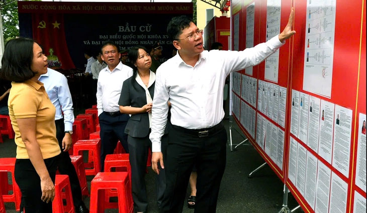 Ông Hoàng Nguyên Dinh - Phó chủ tịch UBND TP.HCM, dẫn đầu đoàn công tác kiểm tra công tác chuẩn bị bầu cử sớm tại phường Tam Thắng chiều 25/2 - Ảnh: A.B.