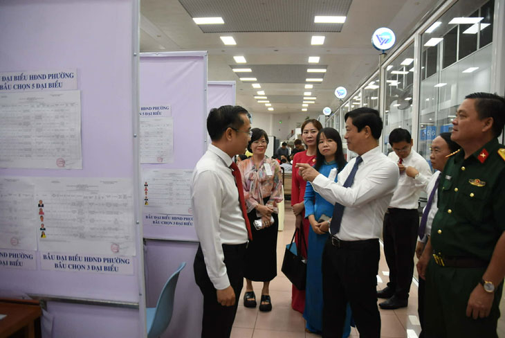 Ông Võ Văn Minh, Ủy viên Trung ương Đảng, Chủ tịch HĐND, Chủ tịch Hội đồng bầu cử TP.HCM, kiểm tra tại khu vực bầu cử số 7, phường Tam Thắng - Ảnh: A LỘC