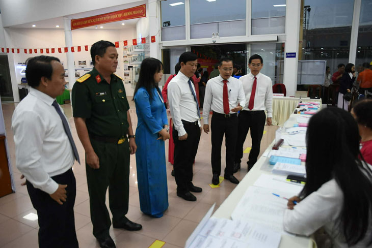 Ông Võ Văn Minh, Ủy viên Trung ương Đảng, Chủ tịch HĐND, Chủ tịch Hội đồng bầu cử TP.HCM, kiểm tra tại khu vực bầu cử số 7, phường Tam Thắng - Ảnh: A LỘC