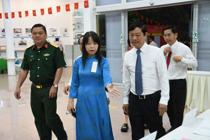 Ông Võ Văn Minh, Ủy viên Trung ương Đảng, Chủ tịch HĐND, Chủ tịch Hội đồng bầu cử TP.HCM, kiểm tra tại khu vực bầu cử số 7, phường Tam Thắng - Ảnh: A LỘC