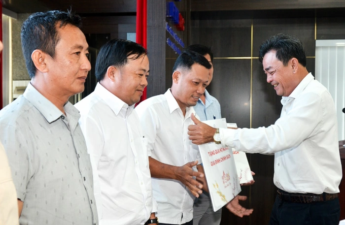 Công ty Điện lực Vĩnh Long trao tặng 168 phần quà cho các hộ nghèo, gia đình chính sách