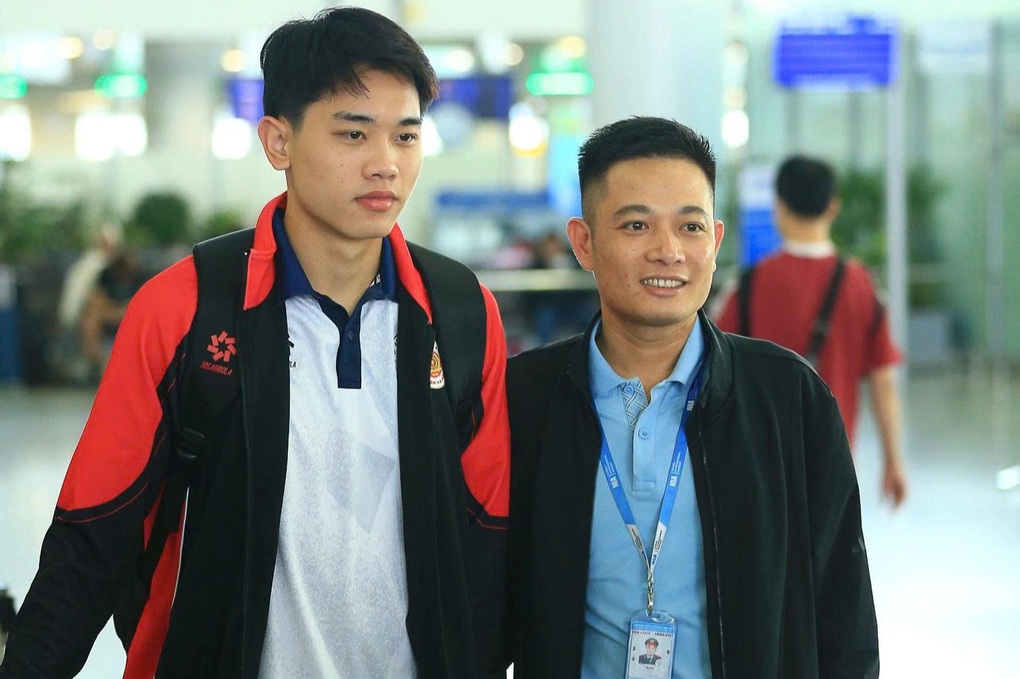 Hình ảnh Đình Bắc ở sân bay Nội Bài vào chiều 16/2 (Ảnh: CAHN FC).