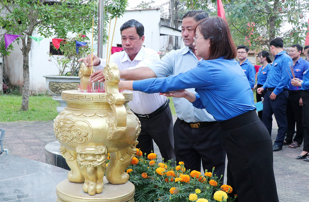 Đồng chí Nguyễn Thị Cẩm Hương- Phó Bí thư Tỉnh Đoàn Vĩnh Long cùng lãnh đạo xã An Trường dâng hương tại Di tích lịch sử nơi thành lập Chi bộ đầu tiên của tỉnh.Ảnh: SƠN TUYỀN.