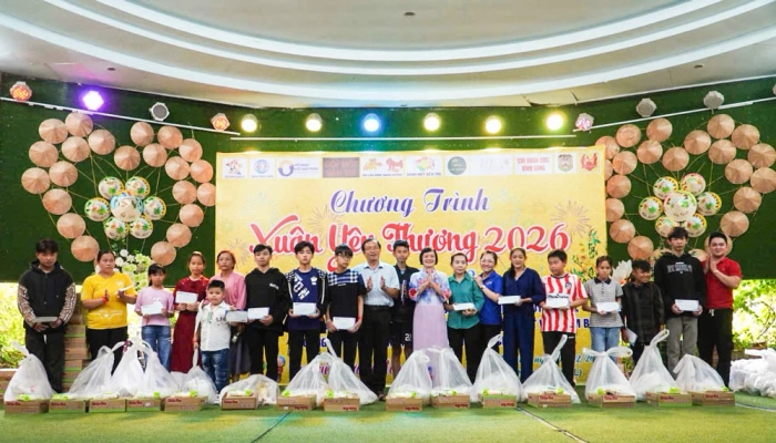 Chương trình “Xuân Yêu Thương 2026” trao hơn 230 phần quà cho trẻ em có hoàn cảnh khó khăn