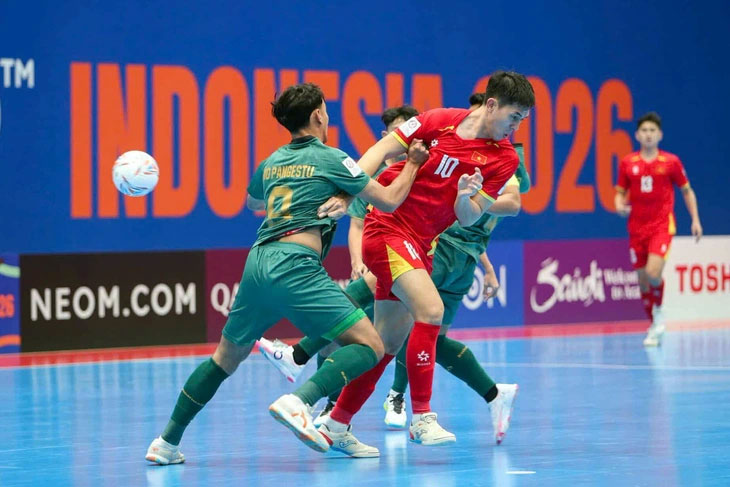Tuyển futsal Việt Nam (áo đỏ) không thể lật ngược tình thế khi để thua Indonesia - Ảnh: VFF