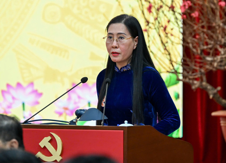 Đồng chí Bùi Thị Quỳnh Vân, Ủy viên Trung ương Đảng, Phó Trưởng ban Tổ chức Trung ương trình bày báo cáo tại buổi gặp mặt. (Ảnh: DUY LINH)