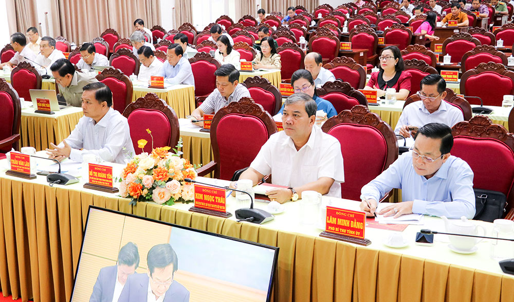 Đại biểu tham dự tại điểm cầu tỉnh Vĩnh Long.