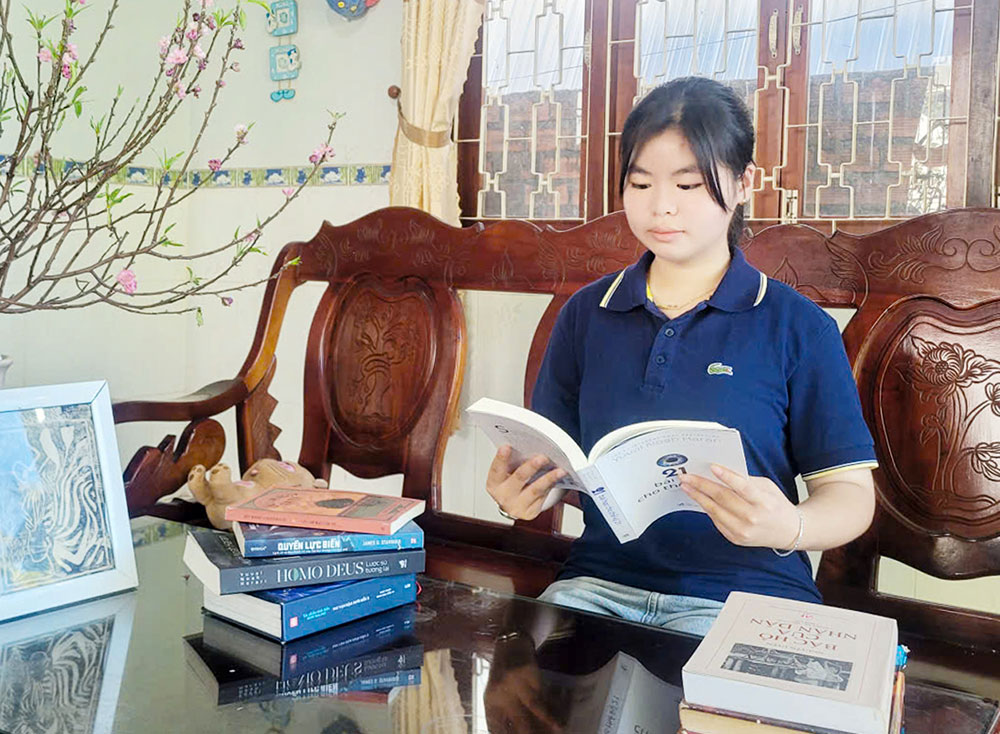 Sau những buổi vui xuân, họp mặt gia đình dịp Tết, em Võ Đoàn Tuyết Minh sắp xếp thời gian tự học tại nhà.