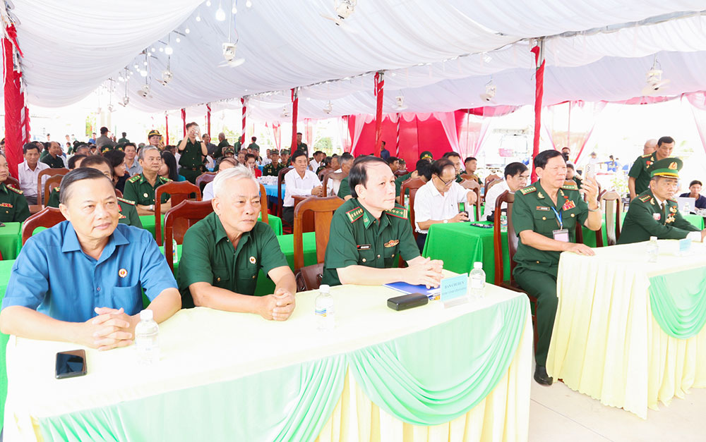 Đại biểu dự buổi họp mặt.