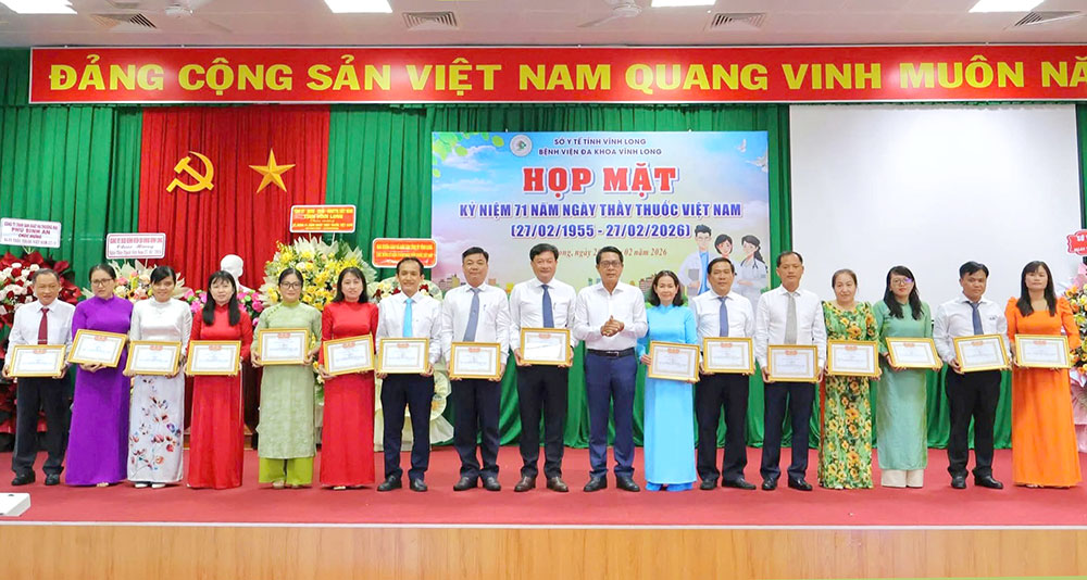 Dịp này, nhiều tập thể và cá nhân có thành tích xuất sắc trong công tác chuyên môn, quản lý và phục vụ người bệnh năm 2025 đã được khen thưởng.