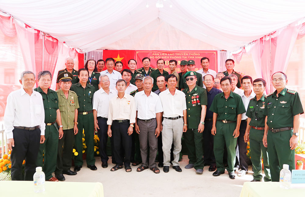 Đại biểu chụp ảnh lưu niệm sau buổi họp mặt.