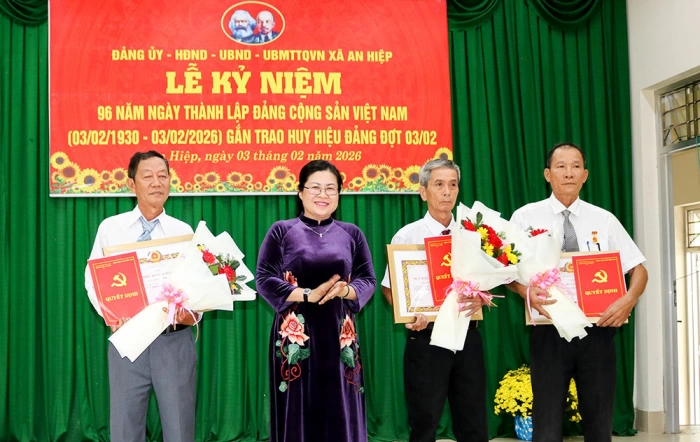 An Hiệp kỷ niệm 96 năm Ngày thành lập Đảng Cộng sản Việt Nam và trao Huy hiệu Đảng đợt 3/2