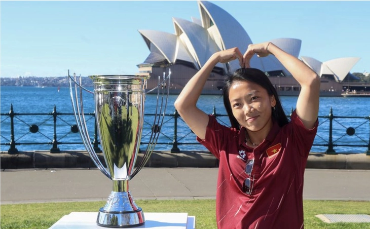 Huỳnh Như bên cúp vô địch Asian Cup nữ 2026 - Ảnh: AFC