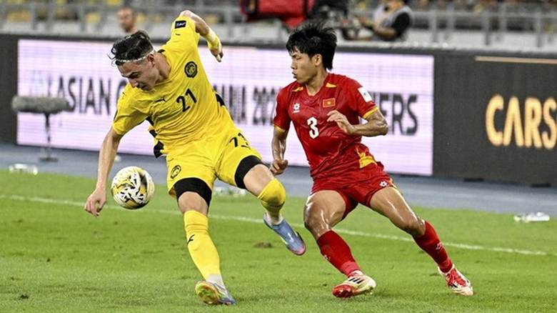 Đội tuyển Malaysia (áo vàng) gần như không có thông tin chuẩn bị cho trận đấu với đội tuyển Việt Nam ngày 31/3 tới đây (Ảnh: AFP).