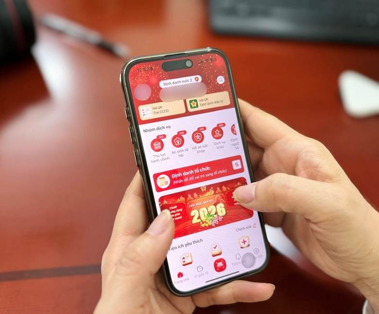 
Người dân có thể thực hiện thủ tục hành chính trực tuyến qua VneID - Ảnh: VGP/Thu Giang