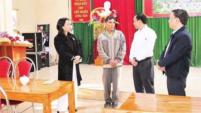 Lãnh đạo xã Xuân Vân, tỉnh Tuyên Quang, kiểm tra cơ sở vật chất tại các điểm bầu cử trên địa bàn xã. (Ảnh: KHÁNH TOÀN)

