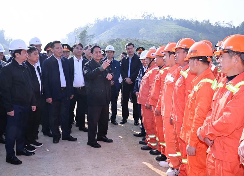 
Thủ tướng yêu cầu đội ngũ cán bộ, công nhân cần bảo đảm chất lượng năm sau phải tốt hơn năm trước, thu nhập của người lao động cũng phải cao hơn năm trước; yêu cầu phải xây dựng lại đường găng tiến độ theo mốc tiến độ mới 30/4 chào mừng kỷ niệm 51 năm Ngày giải phóng miền Nam, thống nhất đất nước. 