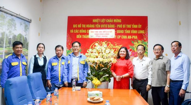 Đồng chí Hồ Thị Hoàng Yến cùng lãnh đạo tỉnh, sở, ban, ngành đến thăm và làm việc tại Công ty Cổ phần Công nghiệp nặng An-Pha.