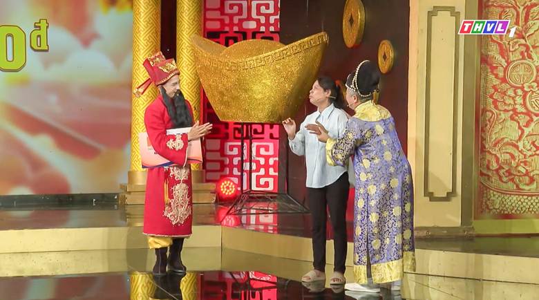 
Cùng với MC Đình Toàn, Hoàng Mèo luôn là nguồn động viên cho các nhân vật vượt qua thử thách trên sân khấu.