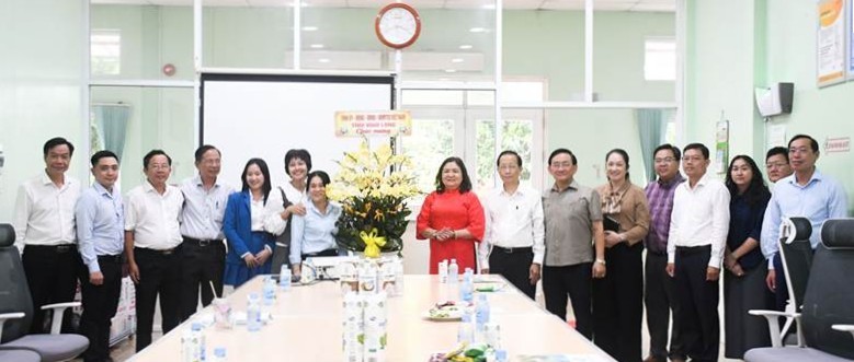 Đồng chí Hồ Thị Hoàng Yến cùng lãnh đạo tỉnh, sở, ban, ngành đến thăm và làm việc tại Công ty TNHH Chế biến nông sản Thuận Phong.