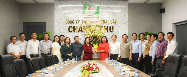 Đồng chí Hồ Thị Hoàng Yến cùng lãnh đạo tỉnh, sở, ban, ngành đến thăm và làm việc tại Công ty Cổ phần Tập đoàn Xuất - Nhập khẩu Trái Cây Chánh Thu.