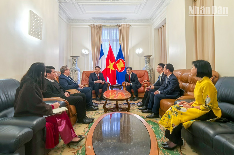 Hai Đại sứ tin tưởng rằng hai đất nước Việt Nam và Lào sẽ có những bước phát triển nhanh và bền vững hơn trong thời gian tới.