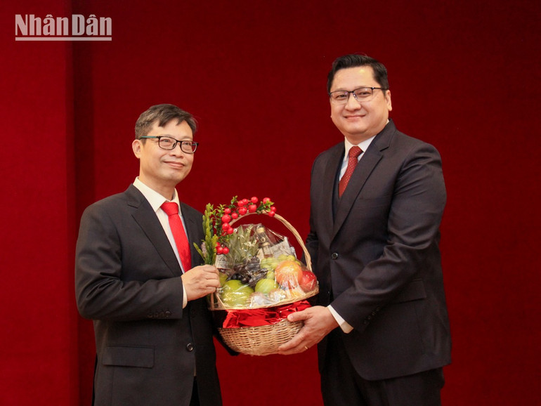 Nhận quà chúc mừng thành công của Đại hội lần thứ XIV của Đảng Cộng sản Việt Nam và Tết Nguyên đán Bính Ngọ 2026, Đại sứ Trịnh Đức Hải khẳng định tình Việt-Lào anh em sẽ mãi đoàn kết, thủy chung, không bao giờ phai.