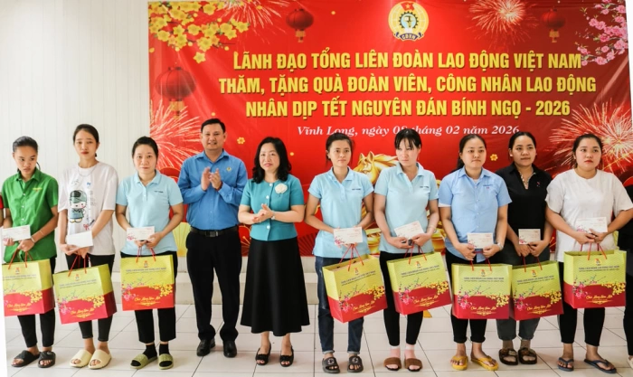 Trao 231 phần quà Tết cho công nhân có hoàn cảnh khó khăn tại Khu công nghiệp An Hiệp