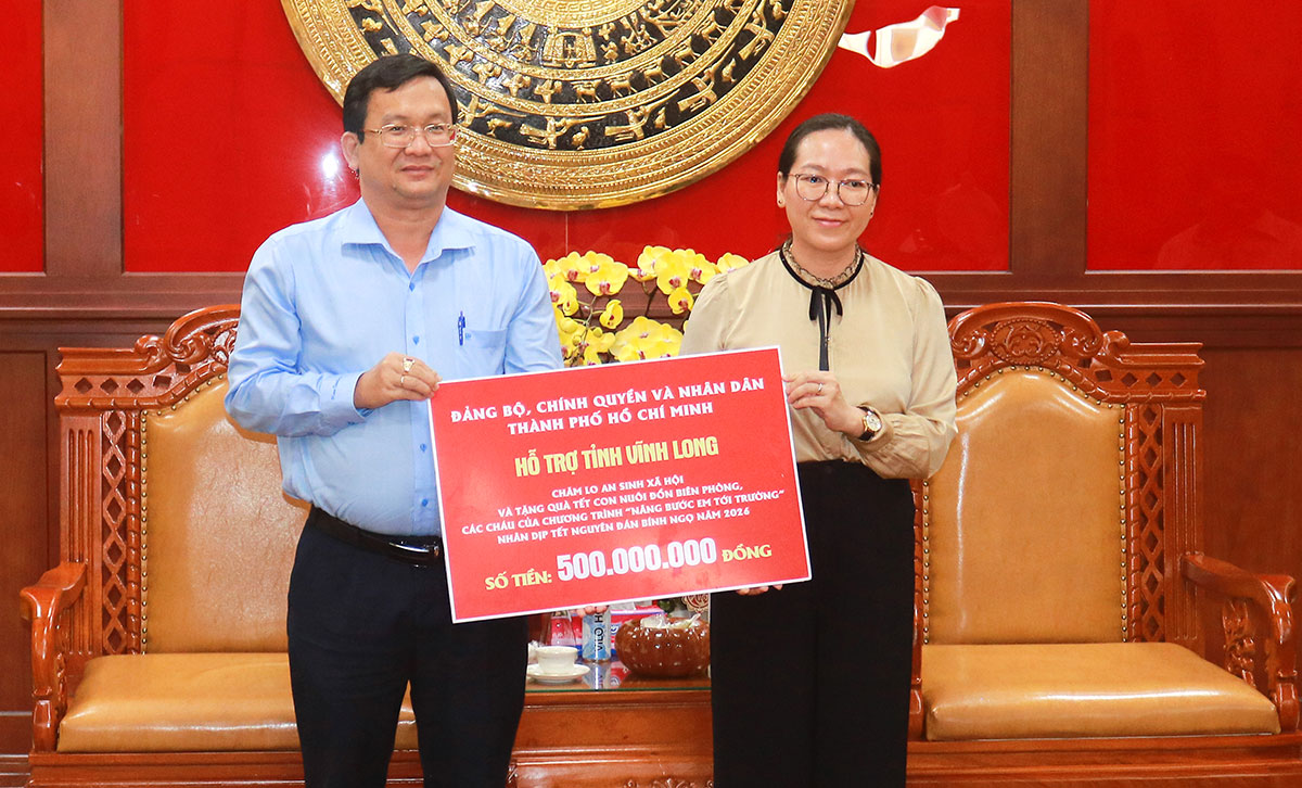 Phó Chủ tịch Thường trực Ủy ban MTTQ Việt Nam tỉnh Nguyễn Thị Hồng Nhung tiếp nhận biểu trưng 500 triệu đồng hỗ trợ tỉnh Vĩnh Long chăm lo an sinh xã hội và tặng quà Tết con nuôi đồn biên phòng, các cháu trong chương trình “Nâng bước em tới trường” từ Ủy ban MTTQ Việt Nam TP Hồ Chí Minh.
