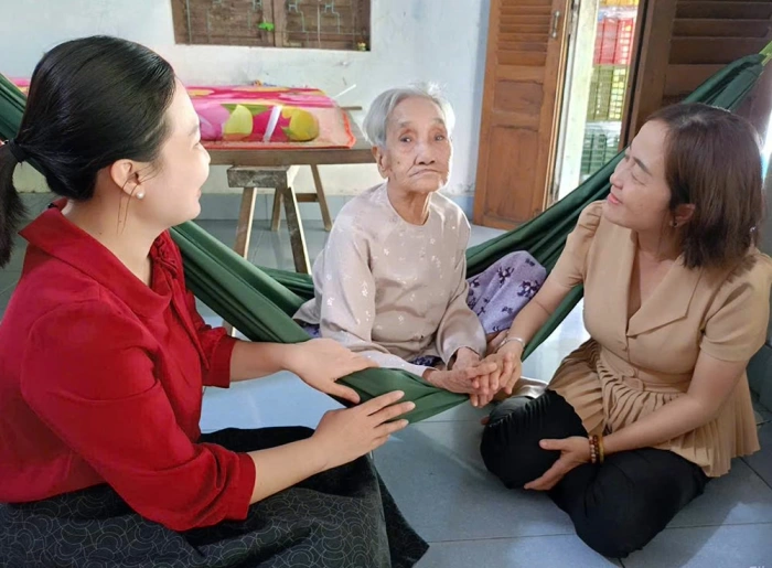 Thăm, tặng quà các gia đình mẹ Việt Nam anh hùng nhân dịp đầu xuân Bính Ngọ