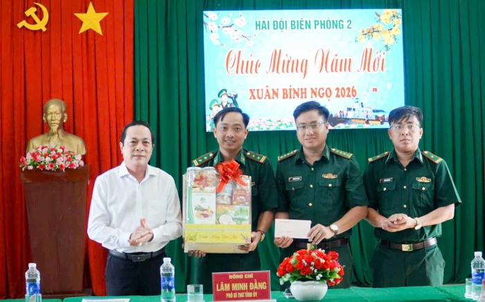 Phó Bí thư Tỉnh ủy Lâm Minh Đằng thăm, chúc Tết Hải đội Biên phòng 2 và Đồn Biên phòng Cổ Chiên