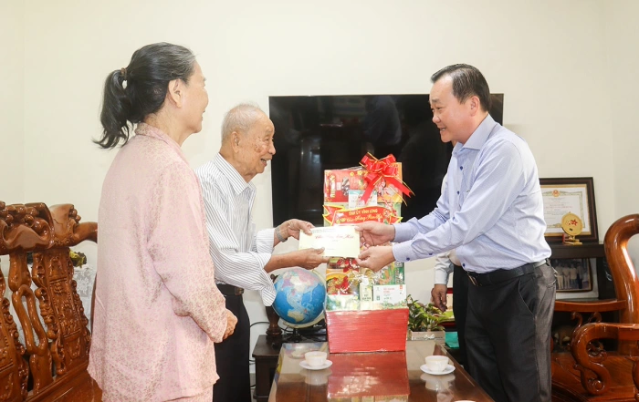 Phó Bí thư Tỉnh ủy Nguyễn Minh Dũng thăm, chúc Tết gia đình cán bộ hưu trí