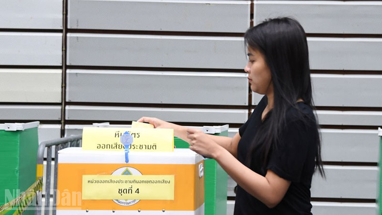 Cử tri Thái Lan bỏ phiếu trong cuộc trưng cầu dân ý về sửa đổi Hiến pháp hiện hành. (Ảnh: XUÂN SƠN)