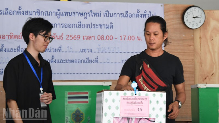 Cử tri Thái Lan bỏ phiếu bầu thành viên Hạ viện. (Ảnh: MINH THẮNG)